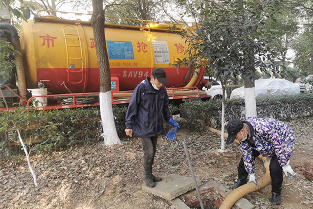專業(yè)下水道疏通_高壓清洗車疏通地下排水排污管道